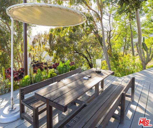 1531 N Tigertail Road, Los Angeles CA: https://media.crmls.org/mediaz/404178aa-eaca-43b4-9a98-e744248fa4d0.jpg