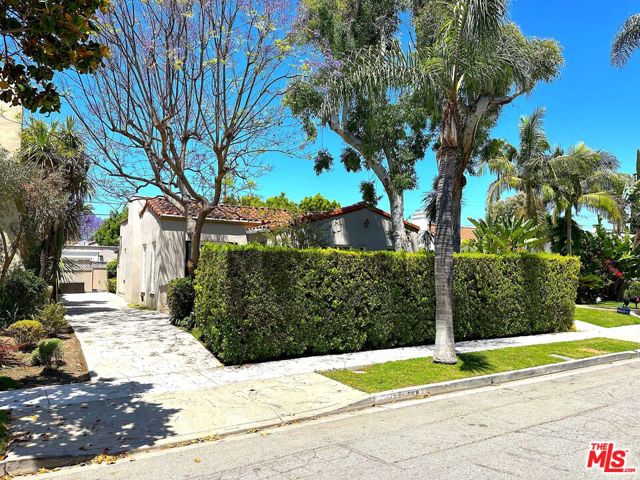 9019 Rosewood Avenue, West Hollywood CA: https://media.crmls.org/mediaz/4041c32f-3498-4c8c-ad6c-c0934bfb5e71.jpg
