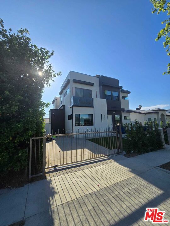 5929 Hesperia Avenue, Encino CA: https://media.crmls.org/mediaz/4043bc79-a48f-48db-b9e8-8e45d447bad3.jpg
