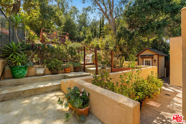 1441 Columbia Drive, Glendale CA: https://media.crmls.org/mediaz/40446d3b-9908-48a9-a7b4-0bb4b9afcfa9.jpg