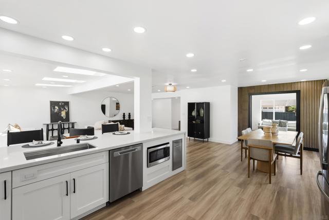 1110 Sea Village Dr, Cardiff by the Sea CA: https://media.crmls.org/mediaz/4047b63d-d0b7-4813-80d6-ff2c8ef43ea7.jpg