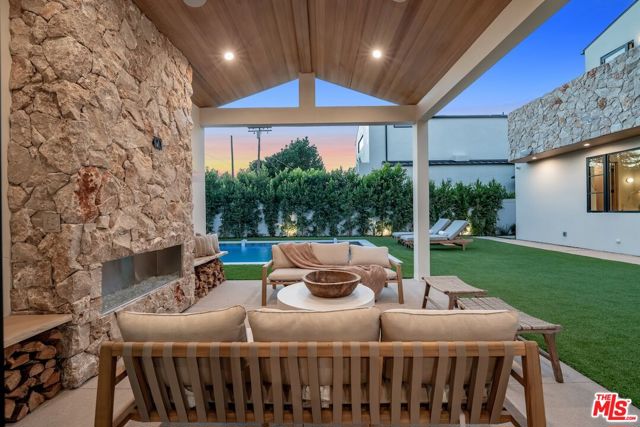 Image 23 of 69 For 11746 Blix Street