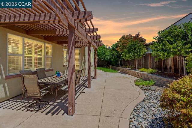 5214 Kenilworth Way, San Ramon CA: https://media.crmls.org/mediaz/40482234-24b9-4a19-88b1-e6bf2757f3c7.jpg