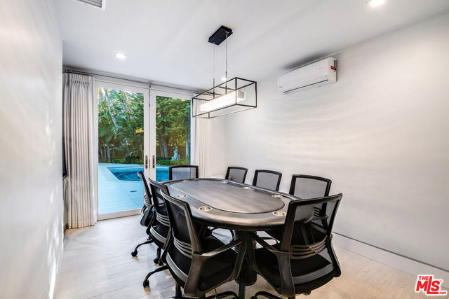 16601 Park Lane Circle, Los Angeles CA: https://media.crmls.org/mediaz/404899bf-a3e0-4c63-9291-b427f56a982e.jpg