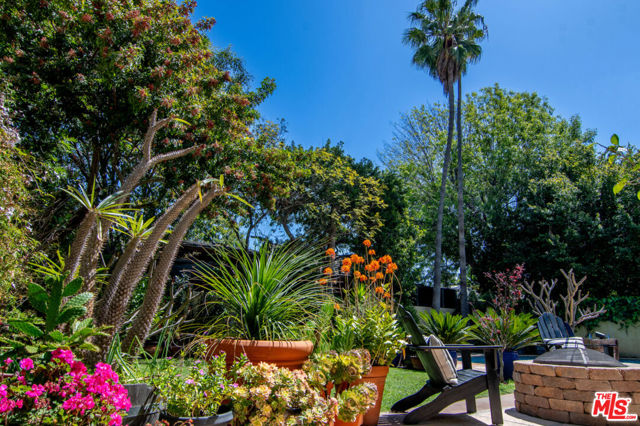 664 S Highland Avenue, Los Angeles CA: https://media.crmls.org/mediaz/4048c638-47a6-4ec0-85ce-8f7086159346.jpg