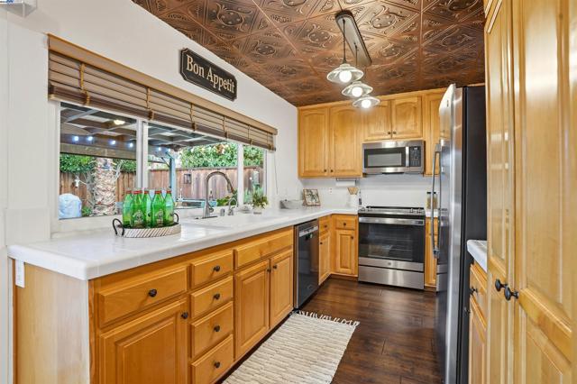 4490 Buckthorn Ct, Concord CA: https://media.crmls.org/mediaz/4049484e-edb1-40d0-840e-b69d808da610.jpg