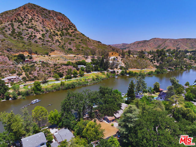 29255 S Lakeshore Drive, Agoura Hills CA: https://media.crmls.org/mediaz/4049a97b-de4e-4a3f-bf0b-aa9bafecfbda.jpg