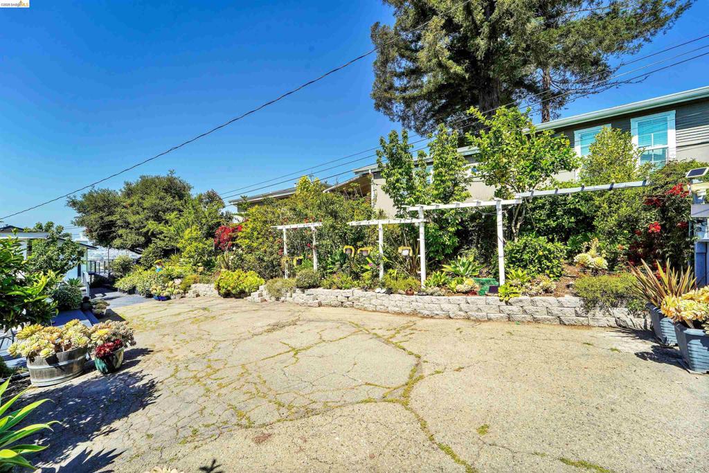 https://media.crmls.org/mediaz/404b5732-9f6a-494c-9474-3a7edf5b1ed4.jpg?preset=X-Large