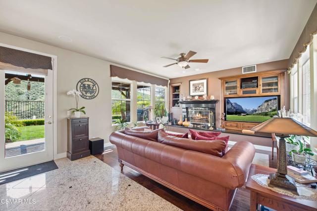 3194 Sunset Hills Boulevard, Thousand Oaks CA: https://media.crmls.org/mediaz/404bb951-beec-41ae-854a-bfcdc665a419.jpg