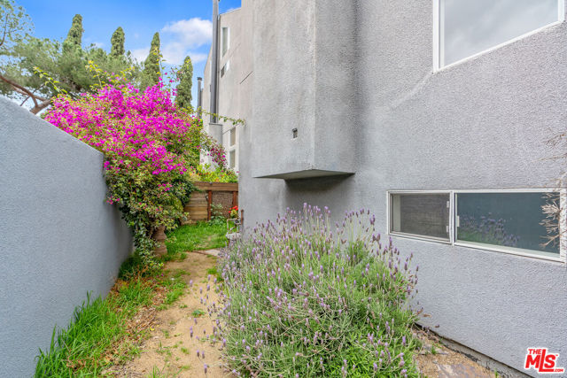 2131 Griffith Park Boulevard, Los Angeles CA: https://media.crmls.org/mediaz/404c0bec-95ab-4446-ab8c-9e60c69a3ee7.jpg