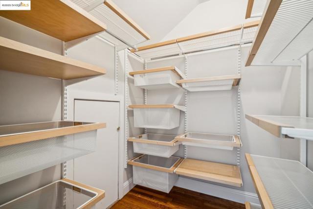 5490 Kales AVE, Oakland CA: https://media.crmls.org/mediaz/404ce972-2605-4704-9cea-4036af4b710c.jpg