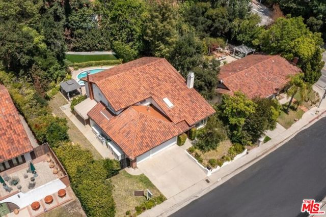 10411 Windtree Drive, Bel Air CA: https://media.crmls.org/mediaz/404cffe6-cfd7-46f2-9f69-714f2f647d76.jpg
