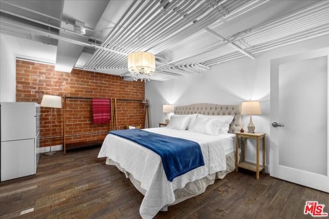 120 S Hewitt Street, Los Angeles CA: https://media.crmls.org/mediaz/404dab4d-6aa3-4ba7-aef0-615fe11ba61d.jpg