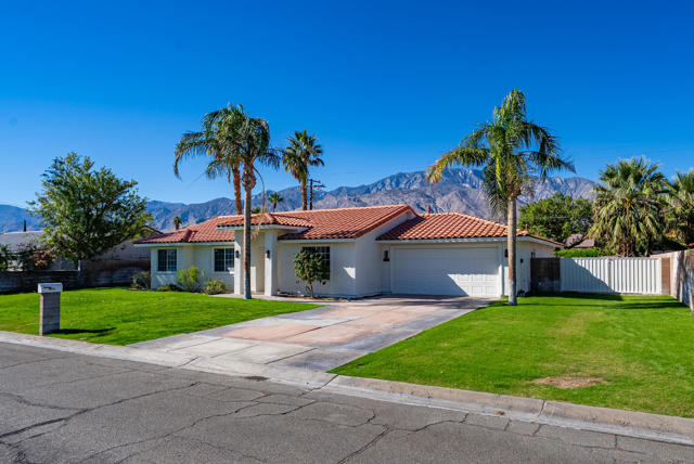 1843 N Whitewater Club Drive, Palm Springs CA: https://media.crmls.org/mediaz/404def5e-e05d-4e4c-8d19-fe6199c38985.jpg