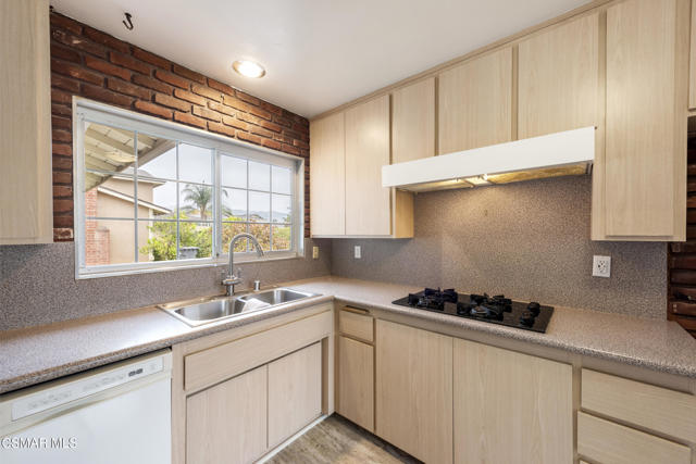 2152 Rockdale Avenue, Simi Valley CA: https://media.crmls.org/mediaz/404df313-41cf-4db0-812b-352c81361877.jpg