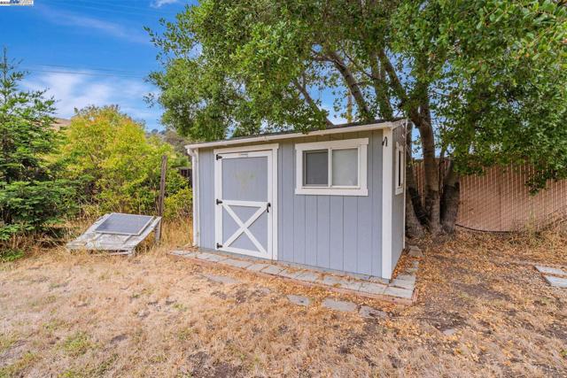 6703 Crow Canyon Rd, Castro Valley CA: https://media.crmls.org/mediaz/404e83cd-e885-43a4-8ec4-c6a3d187ed6e.jpg