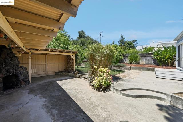 332 El Camino Real, Vallejo CA: https://media.crmls.org/mediaz/404f0009-99e2-4119-a694-76ac5218c6f8.jpg