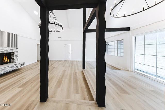 Detail Gallery Image 4 of 24 For 19314 Valerio St, Reseda,  CA 91335 - 3 Beds | 2/1 Baths