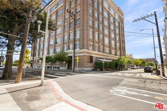 1850 Industrial Street, Los Angeles CA: https://media.crmls.org/mediaz/4050c866-1f44-4645-a988-013fcc97750c.jpg
