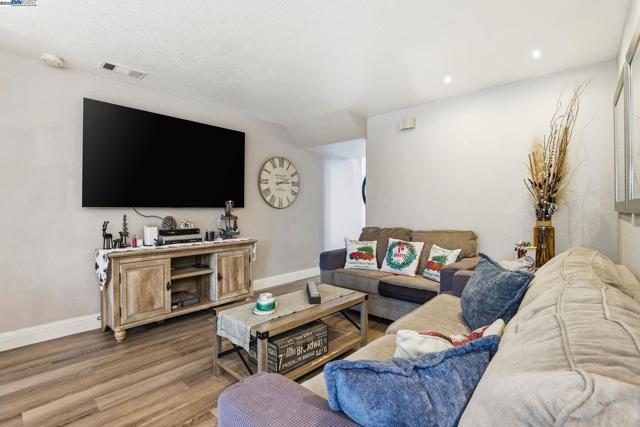 2891 Calle Reynoso, Pleasanton CA: https://media.crmls.org/mediaz/405129b5-f5ff-431c-9d3d-42cdc48957c8.jpg