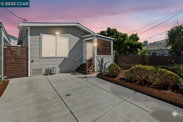 4010 Masterson St, Oakland CA: https://media.crmls.org/mediaz/405278b7-0a9e-4af4-b7d7-4909c8d9654e.jpg