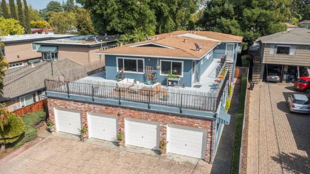 933 Florence Lane, Menlo Park CA: https://media.crmls.org/mediaz/4052908d-ebc9-46cc-bbcc-247947ed4961.jpg