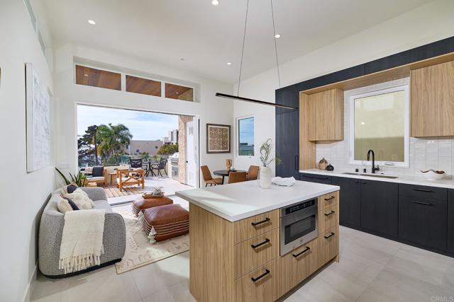 Detail Gallery Image 3 of 30 For 3901 Haines, San Diego,  CA 92109 - 5 Beds | 5 Baths