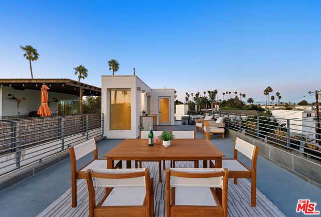 653 Oxford Ave, Venice CA: https://media.crmls.org/mediaz/4053f007-5651-4e8d-9b3c-0ff71df15ff6.jpg