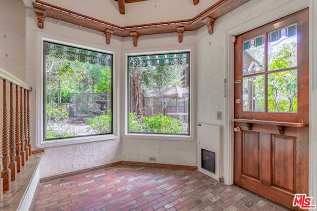 3041 E Chevy Chase Drive, Glendale CA: https://media.crmls.org/mediaz/40546102-2ffa-43be-a2a1-cbf95596bd1c.jpg