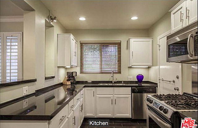 1219 SUNSET PLAZA Drive, West Hollywood CA: https://media.crmls.org/mediaz/40552bb4-2915-4b86-9d20-cab1c6994f93.jpg