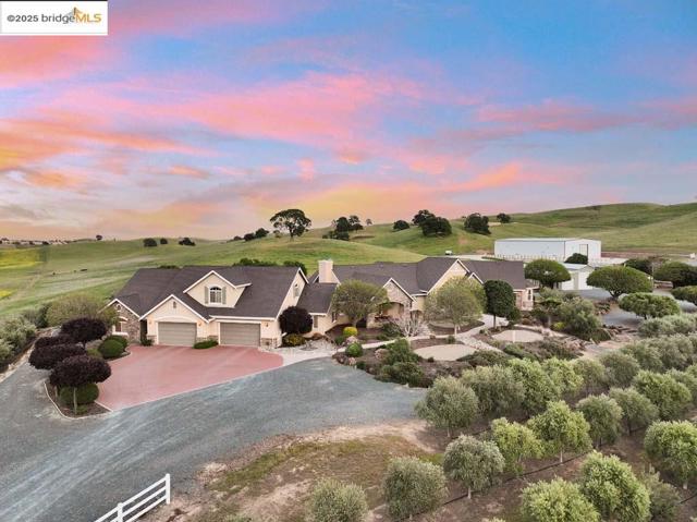 9050 Deer Valley Rd, Brentwood CA: https://media.crmls.org/mediaz/40556516-8178-4de1-8614-961012bf7acf.jpg