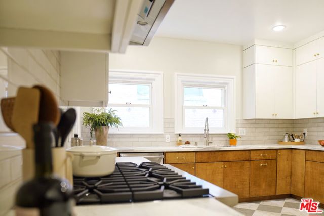 322 S Kingsley Drive, Los Angeles CA: https://media.crmls.org/mediaz/4055766a-2e7c-4544-b338-60c754f47aec.jpg