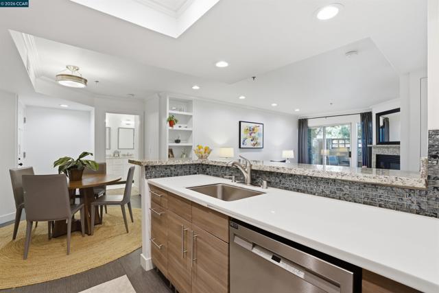 2560 Oak Rd, Walnut Creek CA: https://media.crmls.org/mediaz/40557b92-5461-4ad3-916f-6774a23c965c.jpg