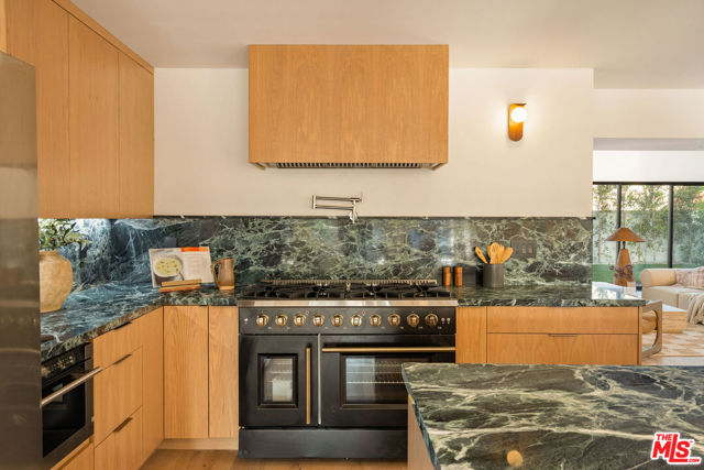 3820 S Burnside Avenue, Los Angeles CA: https://media.crmls.org/mediaz/4055e98c-589b-4951-ba2e-feb0f472698d.jpg