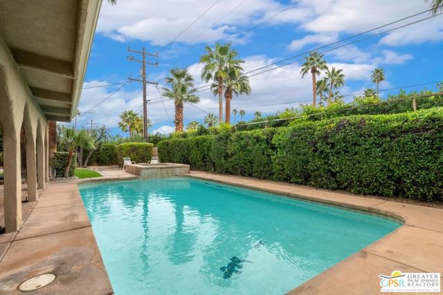 648 S Roxbury Drive, Palm Springs CA: https://media.crmls.org/mediaz/40577c8e-7b1c-4d87-938e-9abe286f6e22.jpg