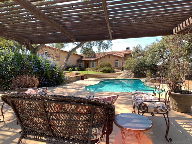 1445 Terracita Ln, Alpine CA: https://media.crmls.org/mediaz/40587082-47de-4f44-95e6-07c093d13fec.jpg