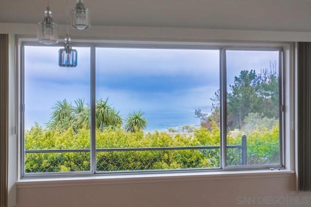 7255 Via Capri, La Jolla CA: https://media.crmls.org/mediaz/405995ac-1e54-4fa2-8e94-ebab3f78e163.jpg