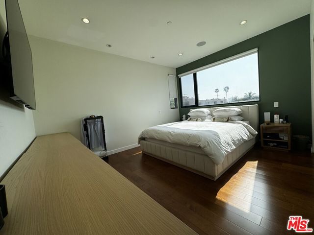 140 S Hayworth Avenue, Los Angeles CA: https://media.crmls.org/mediaz/4059e381-dbc7-402a-88ed-260c5881b1f0.jpg