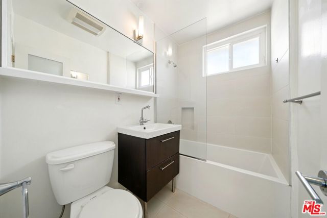 510 Pacific Avenue, Venice CA: https://media.crmls.org/mediaz/405a5ed6-7329-41f5-8cd5-ff9350e20a2d.jpg
