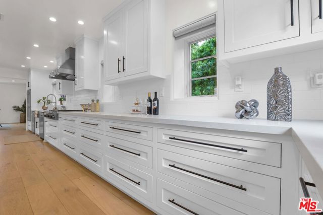 602 S Lucerne Boulevard, Los Angeles CA: https://media.crmls.org/mediaz/405a97bc-e4b5-49f2-a2ef-1a4b234d072c.jpg