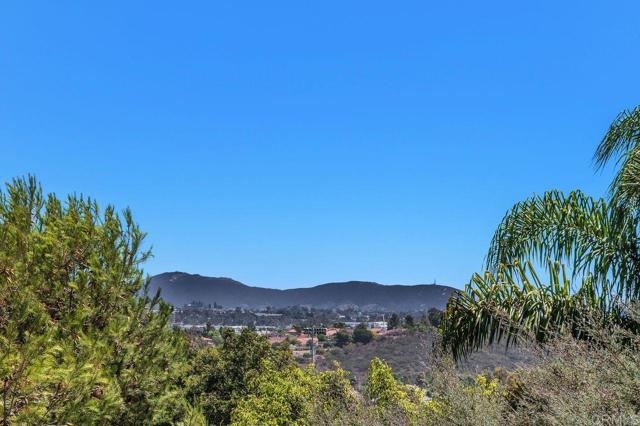 1766 Mount Way, Vista CA: https://media.crmls.org/mediaz/405ad464-4eea-4e6f-ae45-5fc2a1fd8818.jpg