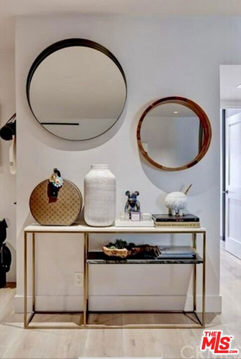 439 N Doheny Drive, Beverly Hills CA: https://media.crmls.org/mediaz/405b92eb-5203-476a-bc83-211e977eaeac.jpg