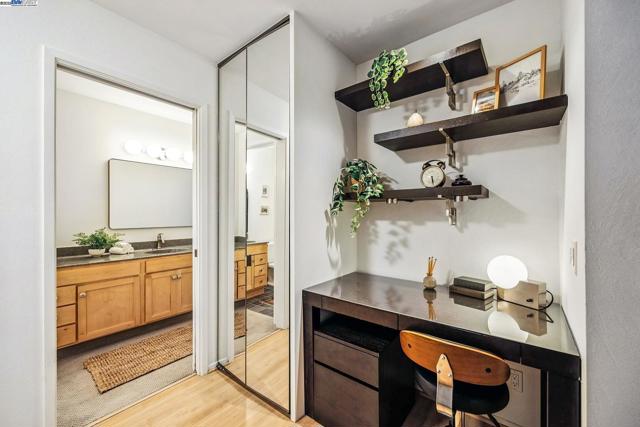 950 Shorepoint Ct, Alameda CA: https://media.crmls.org/mediaz/405c3f6e-c31d-4e27-ba03-2c1c11e090d0.jpg
