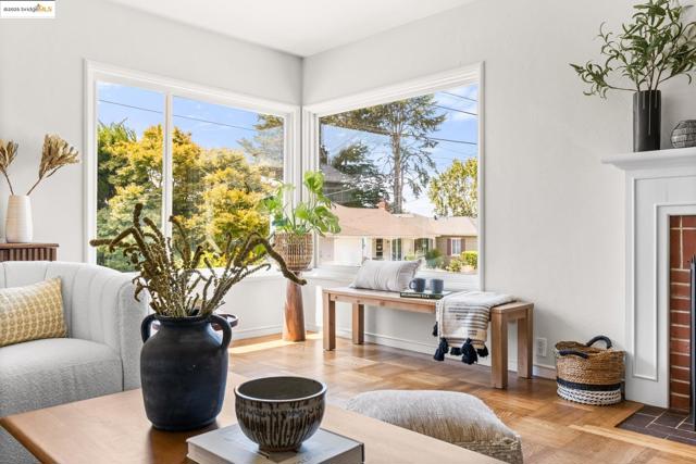 1420 Catherine Dr, Berkeley CA: https://media.crmls.org/mediaz/405d2501-8c45-4c03-93cd-614f7aa9682d.jpg