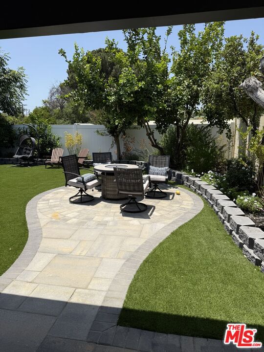 7627 Encino Avenue, Northridge CA: https://media.crmls.org/mediaz/405e4094-a4f5-468f-b2ff-623e0a045740.jpg