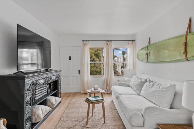 251 Orange Avenue, Coronado CA: https://media.crmls.org/mediaz/4060cf0b-d51f-4e2e-a1f0-799b5b182f99.jpg