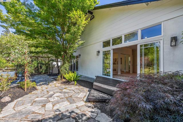 3296 Walnut Ln, Lafayette CA: https://media.crmls.org/mediaz/406107a5-00a1-4c01-b7dd-691e3ccc362e.jpg