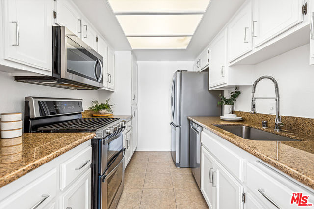 3949 Bentley Avenue, Culver City CA: https://media.crmls.org/mediaz/4061bcae-2052-44ad-af64-cb25b686d917.jpg