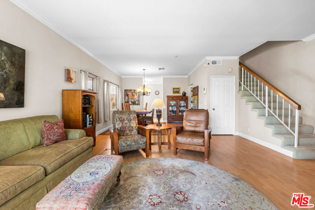 2405 34th Street, Santa Monica CA: https://media.crmls.org/mediaz/40628278-6531-43e6-8a26-50bfabfdc64b.jpg