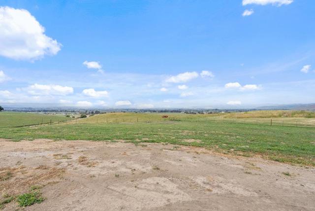 3000 Coppa Court, Hollister CA: https://media.crmls.org/mediaz/40631730-f671-48a9-9d01-ee65257132fe.jpg